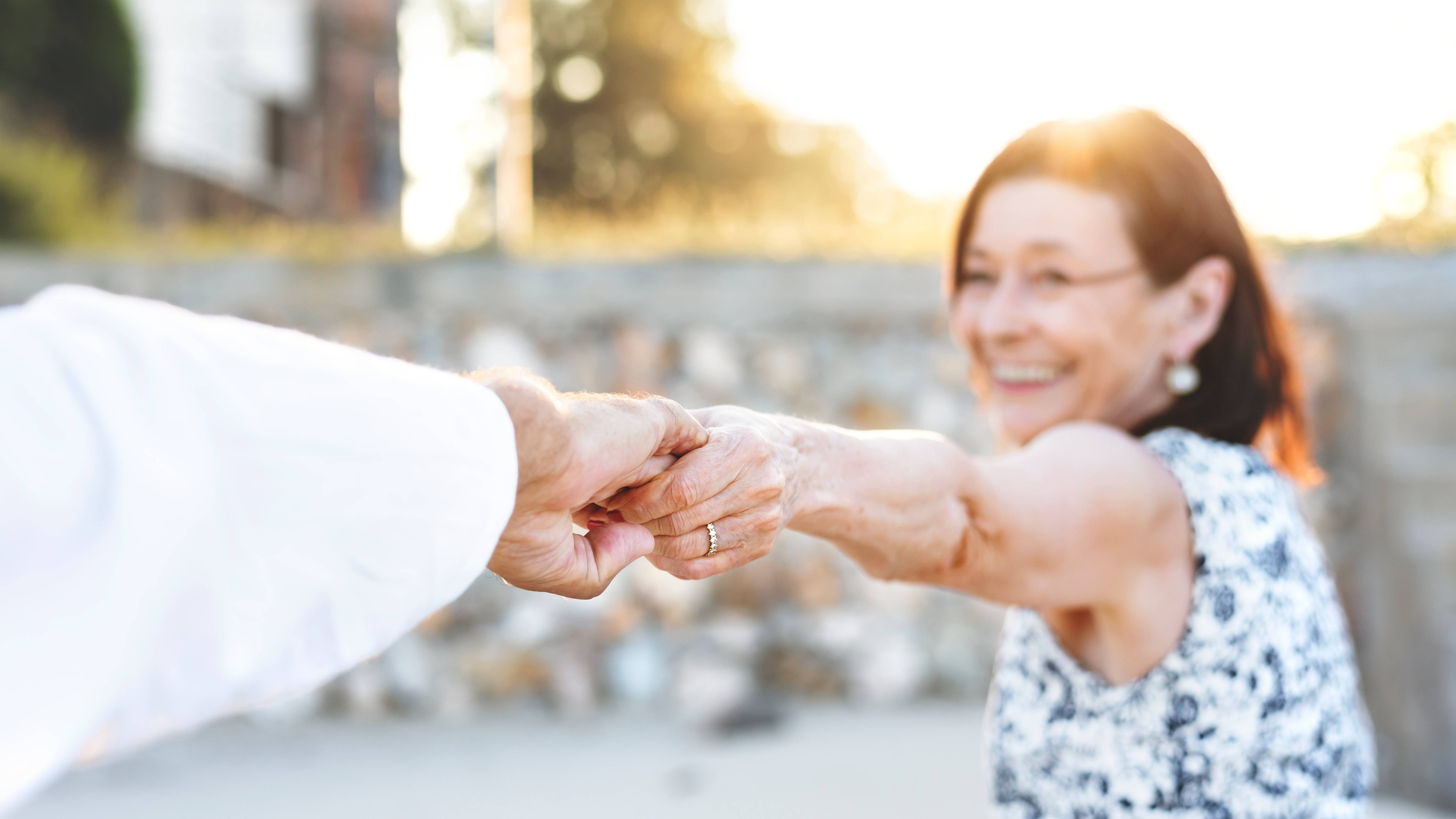 couple_holding_hands